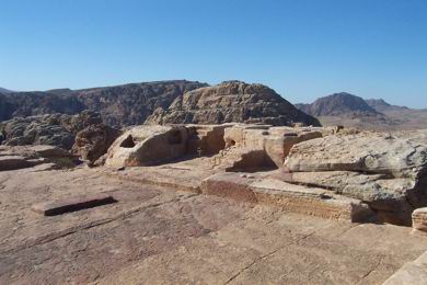 Altares del Alto Lugar, Petra